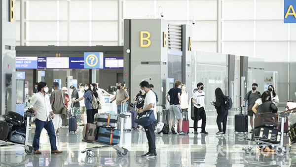 인천공항을 찾은 시민들이 출국 수속을 하기 위해 대기하고 있다. 사진=서울와이어 DB