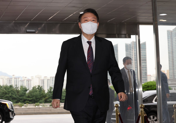 윤석열 대통령이 29일 오전 서울 용산 대통령실 청사로 출근하고 있다. / 사진=연합뉴스