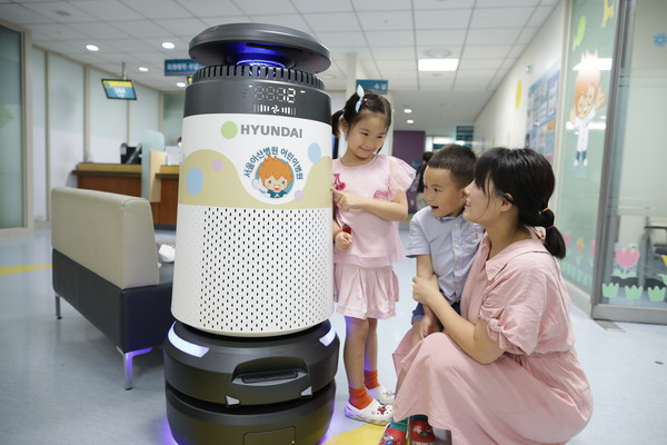 서울아산병원 신관 1층 어린이병원에서 운영되고 있는 현대로보틱스 방역로봇. 사진=현대중공업그룹 제공