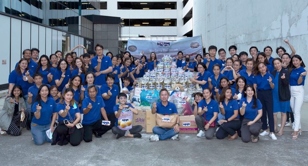 ·HMM 태국법인 임직원들이 방콕 슬럼 지역에 취약계층과 고아원을 방문해 물품과 기부금을 전달하기 앞서 기념사진 촬영을 하고 있다. 사진=HMM 제공