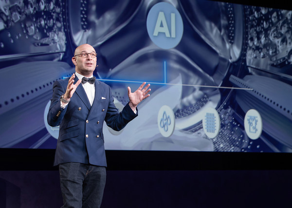 벤자민 브라운 삼성전자 유럽총괄 마케팅책임자(상무)가 독일 베를린 'IFA 2022'를 하루 앞둔 1일(현지시간) 프레스 컨퍼런스에서 오프닝 연설을 하고 있다. 사진=삼성전자 제공