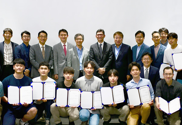 현대중공업그룹이 지난 31일 서울대학교 스마트 오션 모빌리티 석박사 학생들에게 장학 증서를 수여했다. 사진=현대중공업그룹 제공