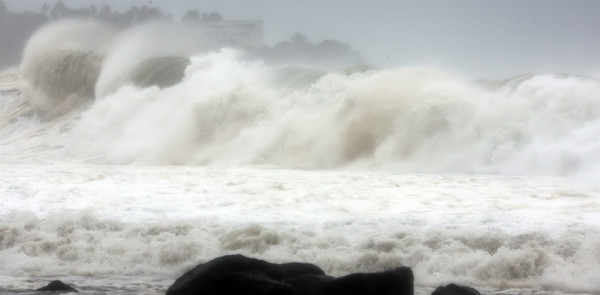 태풍 힌남노가 한반도를 향해 북상 중인 5일 오전 제주도 서귀포 해안에 파도가 치고 있다 (사진 연합뉴스  제공)