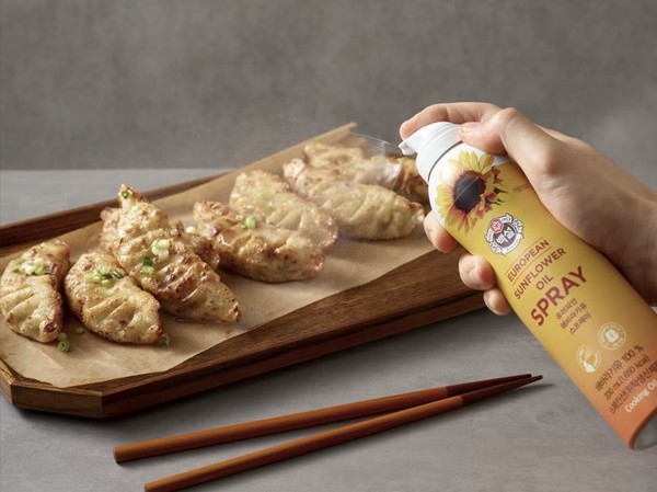 CJ제일제당이 ‘안개분사’ 방식을 적용한 ‘백설 스프레이 오일’을 출시했다. 사진=CJ제일제당 제공