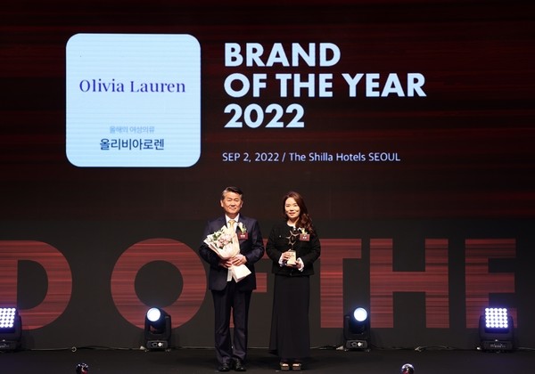 지난 2일 서울 장충동 신라호텔에서 열린 ‘2022올해의 브랜드 대상’ 시상식에서 박이라 세정그룹 사장(우측)이 전재호 한국소비자포럼 대표와 포즈를 취하고 있다. 사진=세정 제공