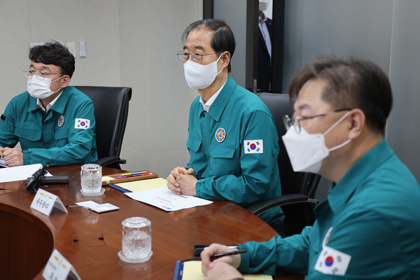 한덕수 국무총리(가운데)가 5일 오후 서울 중구 한국전력공사 서울본부를 방문해 전력수급상황 및 시설물 안전점검을 보고 받고 점검하고 있다. / 사진=연합뉴스