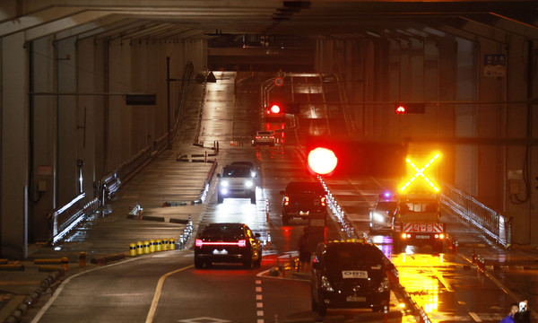  11호 태풍 '힌남노'가 북상 중인 5일 저녁 서울 잠수교 남단에서 보행로가 통제되고 있다. / 사진=연합뉴스