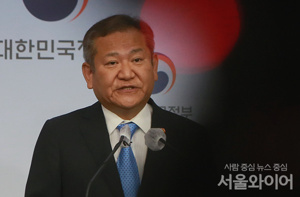 이상민 행안부 장관이 한 언론과 인터뷰에서 수도권 인구 쏠림현상을 위해 대기업과 주요 대학, 특목고 지방 분산 추진계획을 언급했다. 사진=서울와이어 DB