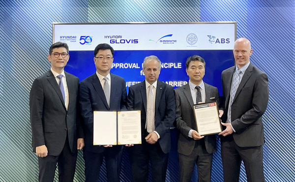 현대중공업그룹이 지난 5일(현지시간) 이탈리아 밀라노에서 개최된 가스텍 2022에서 미국선급협회·마샬아일랜드기국으로부터 현대글로비스 등과 공동개발한 초대형 액화이산화탄소운반선 기본인증을 받았다. 사진=현대중공업그룹 제공