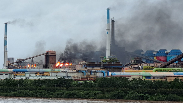 포스코 포항제철소 제2열연공장과 STS(스테인리스) 2제강공장, 코크스공장, 기술연구소 등에서 발생한 화재는 초기 진압이 완료됐다. 사진=연합뉴스 제공