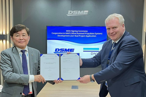 대우조선해양이 지난 5일(현지시간) 이탈리아 밀라노 ‘가스텍 2022’에서 노르웨이 선급 DNV와 친환경 기술 공동개발을 위한 업무협약을 맺었디 최동규 대우조선해양 중앙연구원장 전무(왼쪽)와 비달 돌로넨 DNV한국 대표가 협약식에서 기념촬영을 하고 있다. 사진=대우조선해양 제공