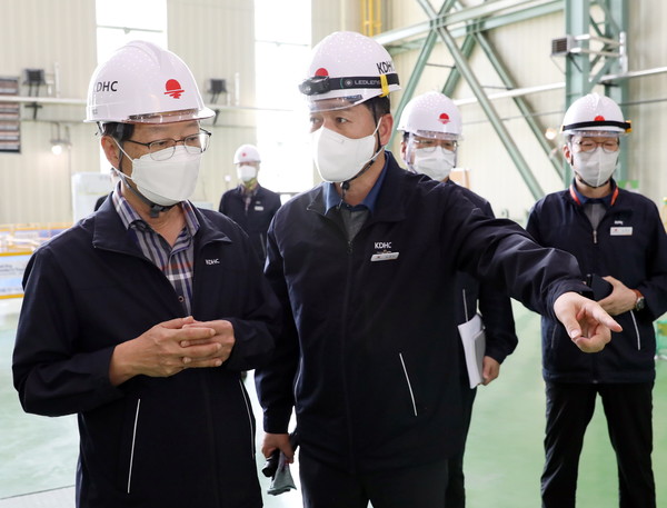 황창화 한국지역난방공사 사장(왼쪽)이 추석 연휴를 앞두고 사업장을 찾아 특별 안전점검을 실시했다. 사진=한국지역난방공사 제공