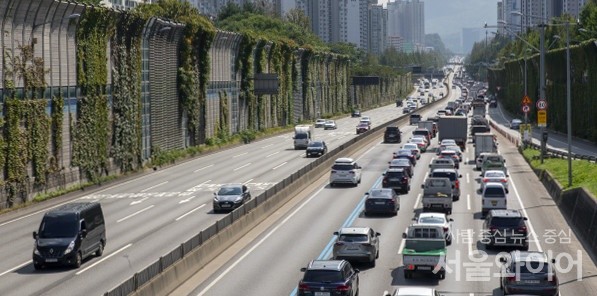 추석인 10일 교통혼잡이 예상되는 가운데 고속도로 상황과 거리두기 해제로 변화하는 요소를 살펴봤다. 사진=서울와이어 DB