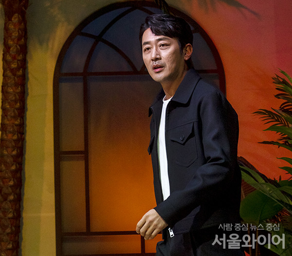 배우 하정우가 행사에 참석하고 있다.