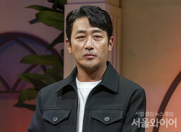 배우 하정우가 행사에 참석, 포즈를 취하고 있다.