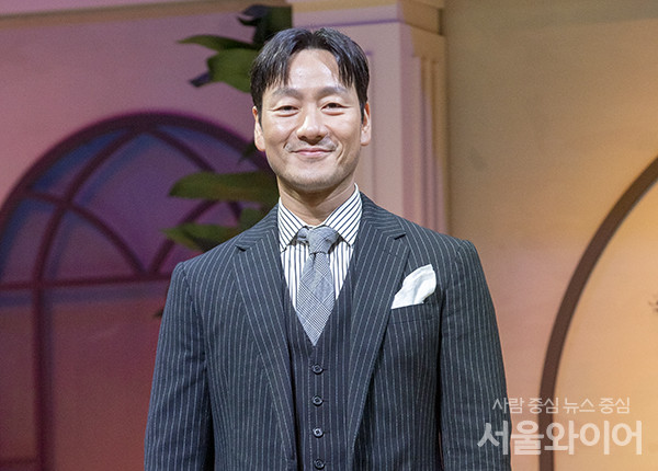 배우 박해수가 행사에 참석, 포즈를 취하고 있다.