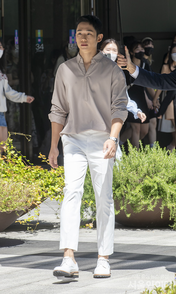 배우 정해인이 행사에 참석하고 있다.