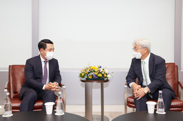 이인용 삼성전자 CR담당 사장(오른쪽)이 지난 7일 수원에 위치한 삼성 디지털시티를 찾은 살름싸이 꼼마싯 라오스를 만나 환담을 나누고 있다. 사진=삼성전자 제공