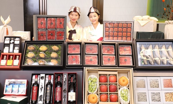 롯데백화점 잠실점에서 모델들이 2022 추석 선물 세트를 홍보하고 있다. 사진=롯데백화점 제공