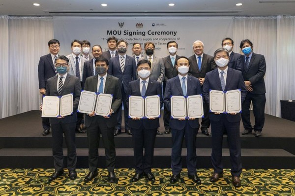 롯데케미칼, 삼성엔지니어링, 포스코홀딩스가 말레이시아 SEDC에너지, 사라왁전력청과 지난 7일 서울시 송파구 잠실동 롯데호텔월드에서 말레이시아 사라왁 청정 수소 프로젝트를 위한 협약을 맺었다. (앞줄 왼쪽부터) 로버트 하딘 SEDC에너지 사장, 사르비니 수하일리 사라왁 전력청장, 황진구 롯데케미칼 기초소재사업 대표, 유병옥 포스코홀딩스 부사장, 정주성 삼성엔지니어링 부사장. 사진=롯데케미칼 제공