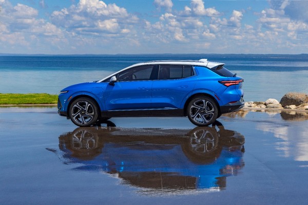 쉐보레는 안전 최우선 가치를 바탕으로 가족과 운전자들을 위해 세이프트 어시스트, 후방주차보조, 자동제동장치, 운전석시트 햅틱경고 등 다양한 안전 사양을 이쿼녹스 EV에 탑재했다. 사진=한국지엠 제공