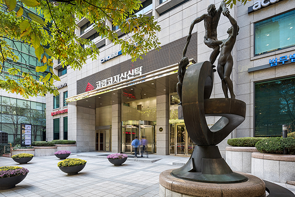 코람코가 전 부문 신입사원 공개채용을 통해 투자화력을 높이겠다고 14일 밝혔다. 코람코자산신탁과 자회사 코람코자산운용은 두 자릿수 이상 신입사원 공개채용을 개시했다. 오는 30일까지 지원 서류를 접수해 약 2개월간 채용전형을 진행한 뒤 12월 중 최종 합격자를 발표할 예정이다. 사진은 코람코자산신탁 서울 삼성동 사옥 전경. 사진=코람코자산운용 제공