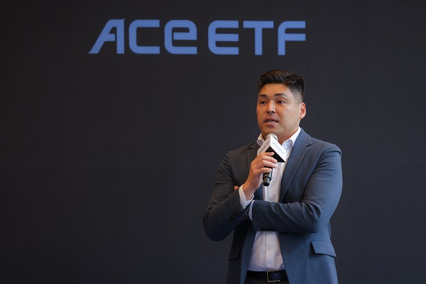 김찬영 한국투자신탁운용 디지털ETF마케팅본부장은 “틈새시장을 공략하거나 실체 없는 블루오션을 찾아나서기보다는 상위 운용사들과의 경쟁을 피하지 않고 부딪쳐 겨루는 길을 택했다”며 “경쟁사들이 출시하는 류의 상품들을 같이 출시하되 그 경쟁을 다른 방향으로 하기 위해 판을 흔들 것”이라고 밝혔다. 사진=한국투자신탁운용 제공