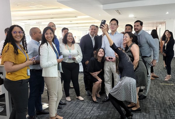 이 부회장이 삼성전자 파나마법인 직원들과 기념촬영을 하고 있다. 사진=삼성전자 제공