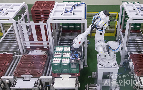서울우유 신 양주공장 공장에서 로봇들이 작업을 하고 있다.