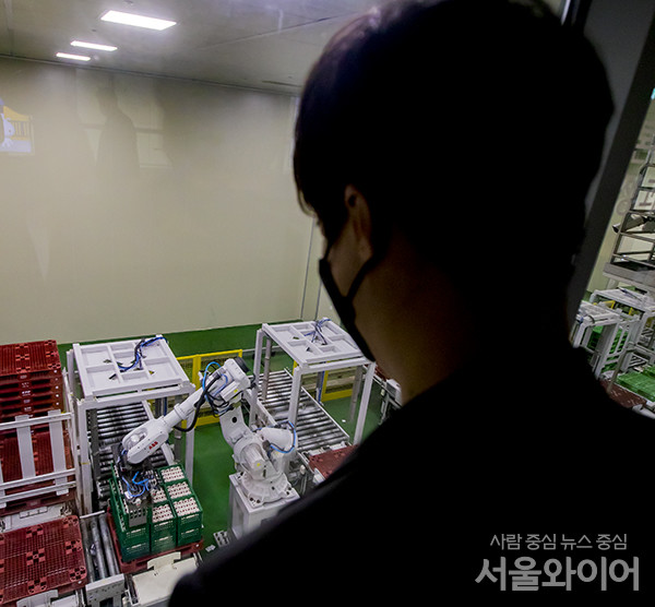 서울우유 관계자가 제품 출하를 보고 있다.