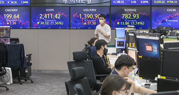 14일 코스피가 미국발 물가 충격에 1.56% 급락하며 2410선대로 밀려났다. 장 초반 2% 이상 하락하며 2380선까지 추락하기도 했으나 이후 낙폭 일부를 만회해 2410선을 지켰다. 사진=서울와이어 DB