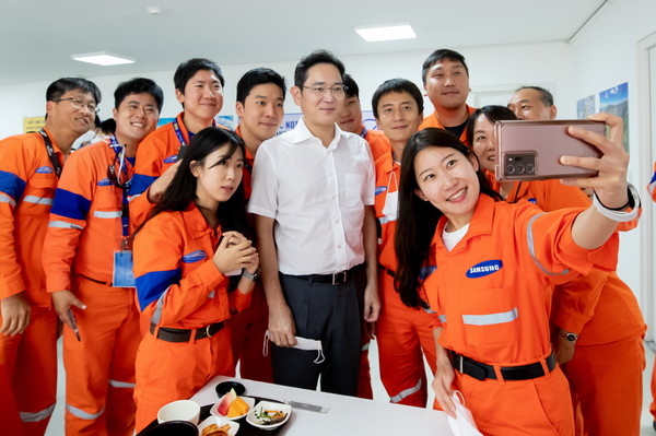 이재용 삼성전자 부회장이 9일(현지시간) 삼성전자 멕시코 케레타로 가전공장에 근무하는 직원들과 기념촬영을 하고 있다. 사진=삼성전자 제공