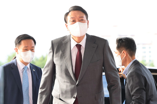 윤석열 대통령이 15일 오전 서울 용산 대통령실 청사로 출근하고 있다. / 사진=연합뉴스