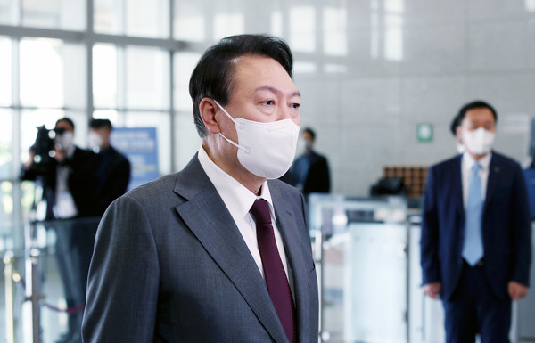 윤석열 대통령이 15일 오전 서울 용산 대통령실 청사로 출근, 취재진의 질문에 답하고 있다. / 사진=연합뉴스