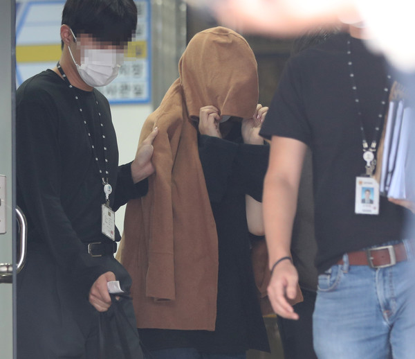 울산 중부경찰서는 15일 뉴질랜드 '가방 속 아이 시신' 유력한 용의자 40대 여성 A씨를 검거했다. A씨는 2018년 뉴질랜드 오클랜드에서 7·10세 친자녀 2명을 살해한 혐의를 받는다. 사진=연합뉴스 제공