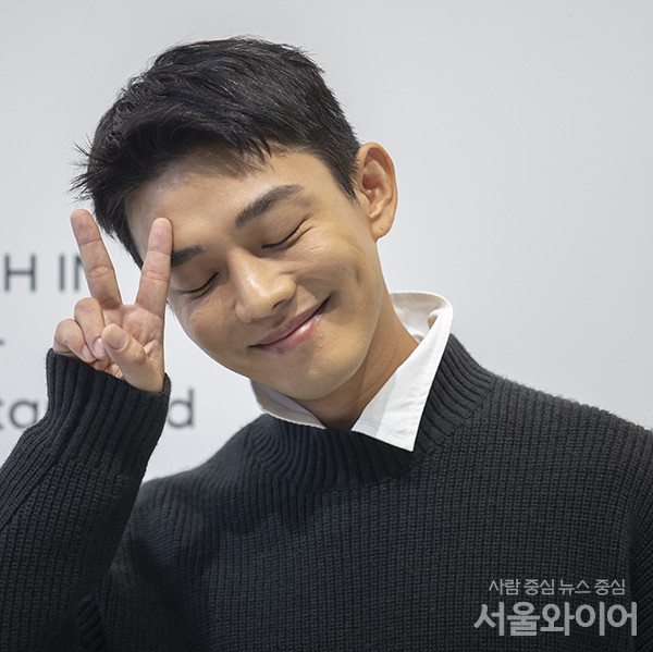 유아인이 행사에 참석, 포즈를 취하고 있다.