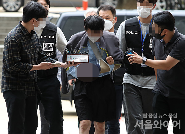 신당동 살인사건 피의자가 16일 서울 중앙지법에서 열린 영장실질심사에 출석하기 위해 법정으로 향하고 있다.