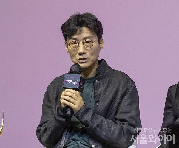 황동혁 감독이 16일 넷플릭스 '오징어 게임' 에미상 수상 기념 간담회에 참석, 소감을 밝히고 있다.