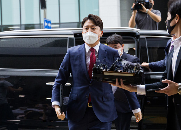 이준석 국민의힘 전 대표가 14일 오전 서울 양천구 서울남부지방법원에서 열린 국민의힘 당헌 효력 정지 가처분 심문에 출석하며 취재진 질문에 답하고 있다. / 사진=연합뉴스