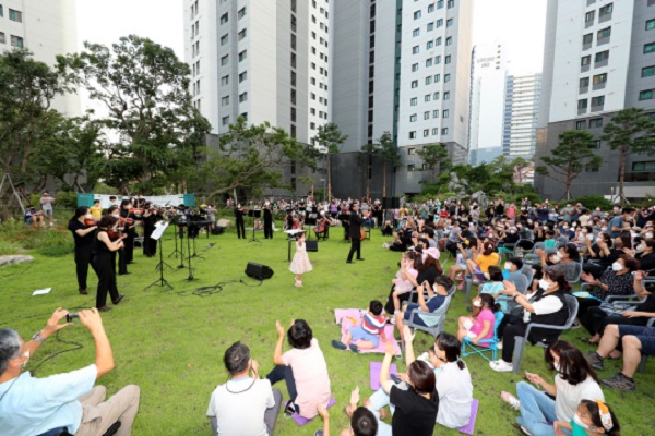 대우건설이 경기 광명시 철산 센트럴 푸르지오에서 입주민들을 위한 발코니 음악회를 개최했다. 사진=대우건설 제공