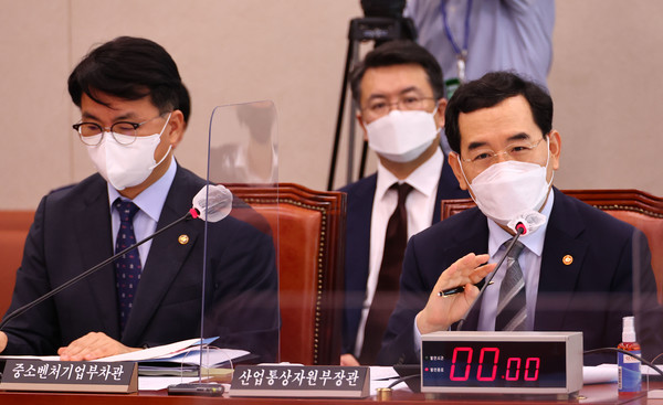 이창양 산업통상자원부 장관이 지난 19일 국회 산업통상자원중소벤처기업위원회 전체회의에서 포항제철소가 침수로 큰 피해를 입은 것과 관련 "경영진 문책은 전혀 고려하지 않고 있다"고 말했다. 사진=연합뉴스