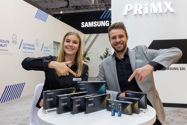 모델들이 19일 '2022 하노버 상용차 박람회' 개막에 앞서 삼성SDI의 PRiMX 배터리 제품들을 선보이고 있다.  사진=삼성SDI 제공