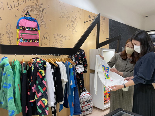 고객이 신세계백화점에서 아이 옷을 구매하고 있다. 사진=신세계백화점 제공