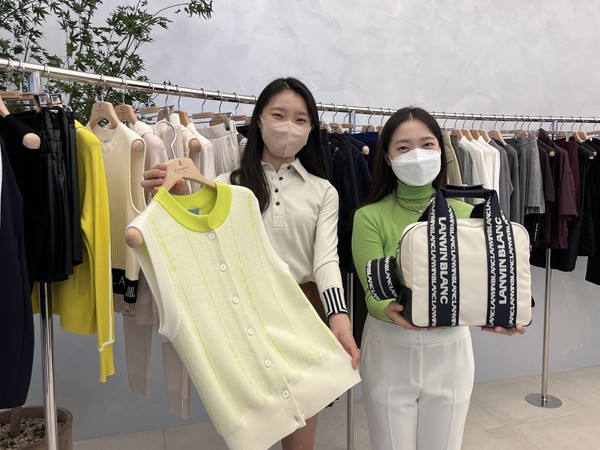 현대백화점 직원들이 골프 상품을 소개하고 있다. 사진=현대백화점 제공