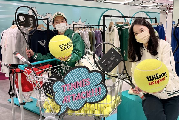 모델들이 갤러리아명품관에서 선보이는 테니스 관련 제품을 소개하고 있다. 사진=갤러리아백화점 제공