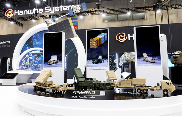 ㈜한화·한화시스템·한화디펜스 등 한화그룹 방산부문 3사는 25일까지 경기도 고양시 일산 킨텍스에서 열린 '대한민국방위산업전 2022'에 참가해  미래 기술이 접목된 무기체계를 선보였다. 사진=한화그룹 제공