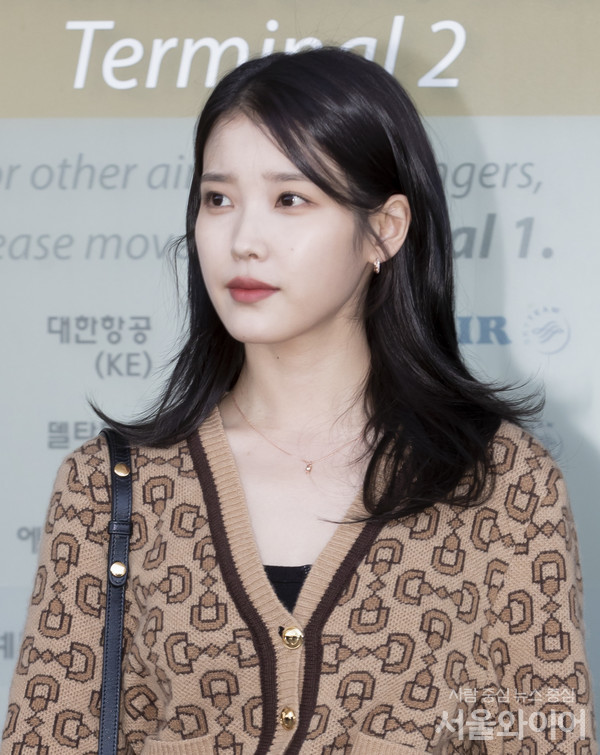 가수 아이유가 22일 인천공항을 통해 출국했다.