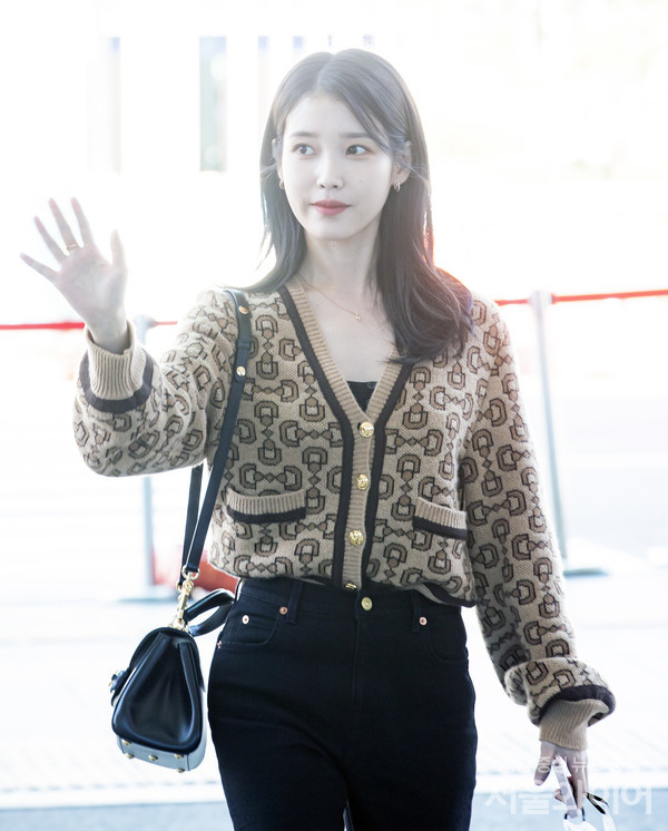 가수 아이유가 22일 인천공항을 통해 출국했다.