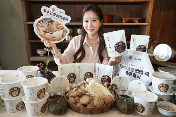 모델이 오뚜기의 두수고방 컵밥과 죽 제품을 소개하고 있다. 사진=오뚜기 제공