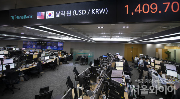 하나은행 딜링룸 전광판에 환율이 표시돼 있다.